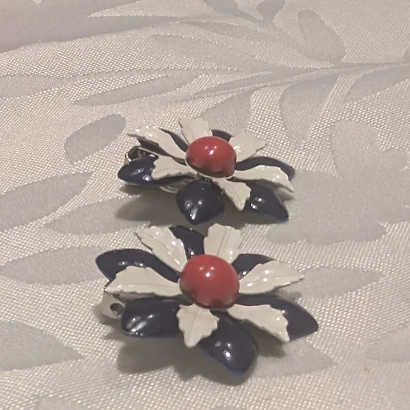 Vintage Enamel Red White Blue Flower Earrings Clip On - Picture 5 of 5